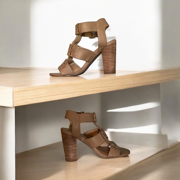 JustFab Shoes - ⭐️ Just Fab size 5.5 heeled tan & gold sandals. Great shape.
